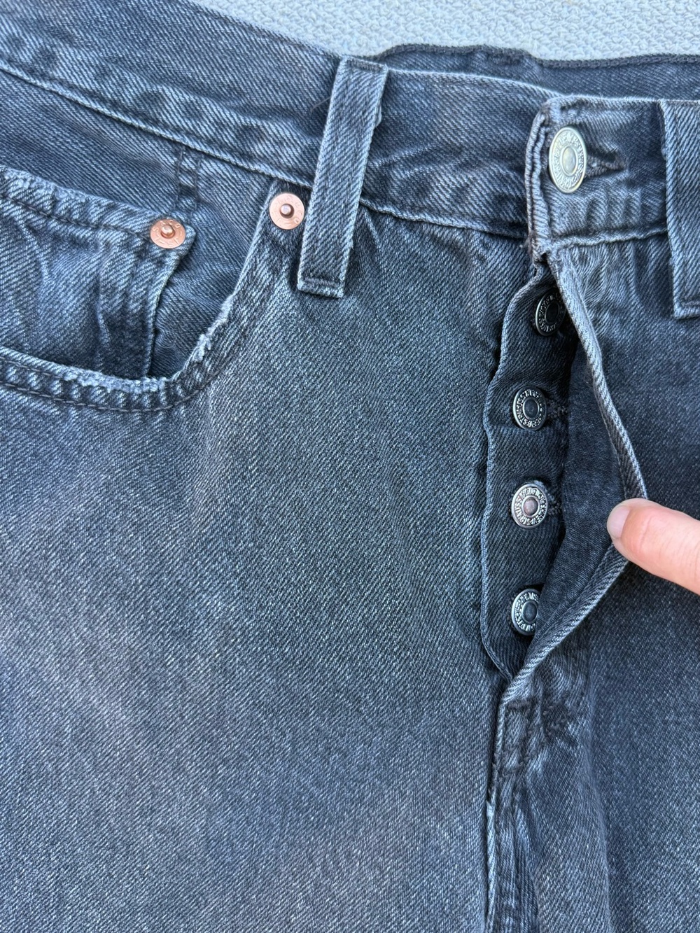 Levi's Women's Black Wide-Leg Raw Hem Jeans - Picture 5 of 9